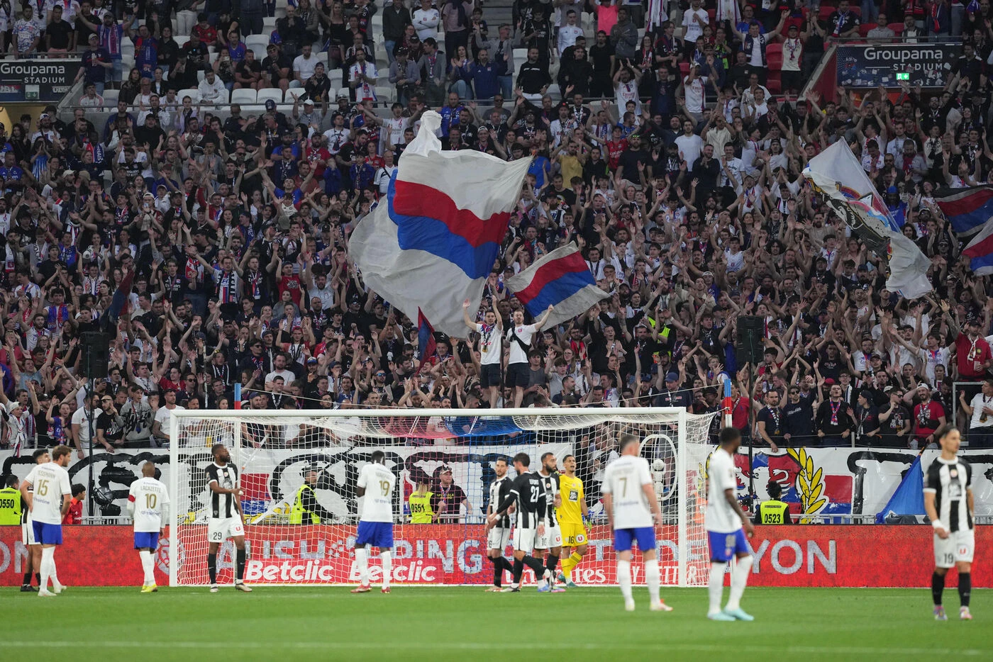 « Si on vend nos dix meilleurs joueurs... » : les supporters de l’OL soulagés mais perplexes après le maintien en L1