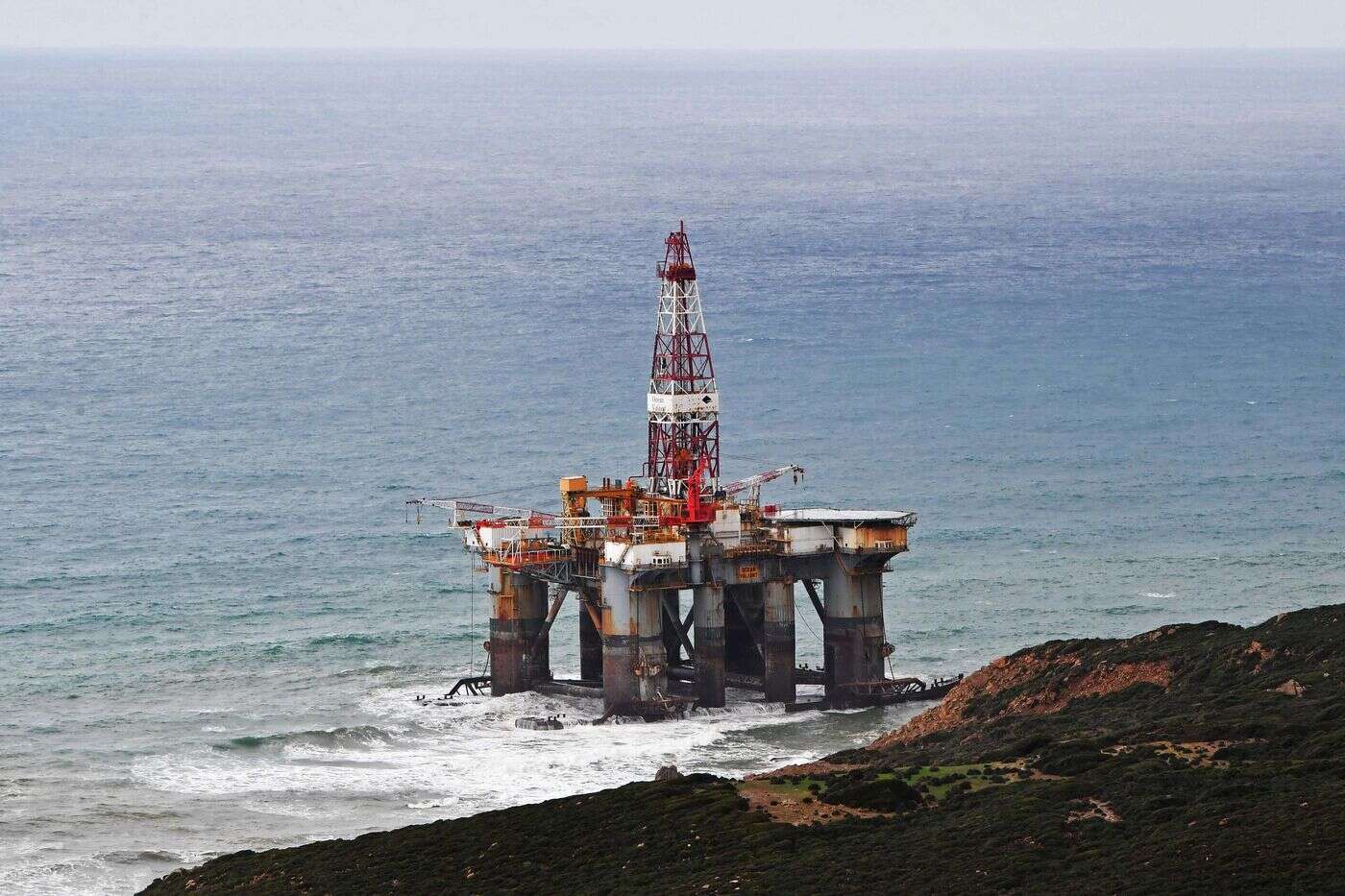 Une plate-forme pétrolière s’échoue sur une plage dans le nord de la Tunisie