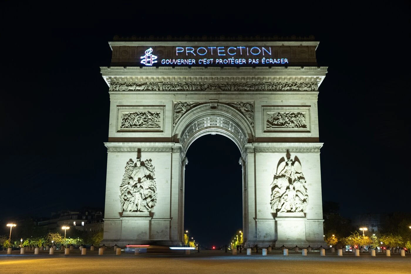« Courage », « Justice », « Protection » : Amnesty projette ses messages coup de poing sur des monuments parisiens