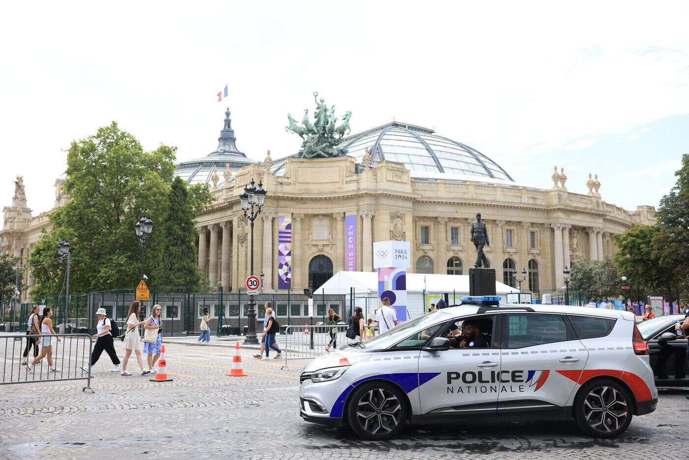 Paris : dispositif policier renforcé dans les gares, métros et aux abords du Grand Palais ce week-end