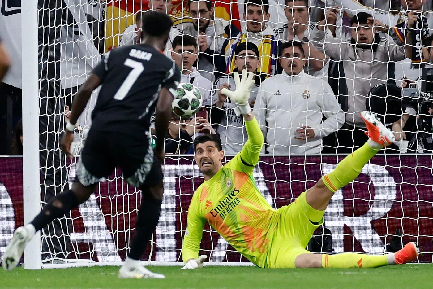Real Madrid - Arsenal : la vidéo du pénalty complètement manqué par Saka qui maintient Madrid en vie