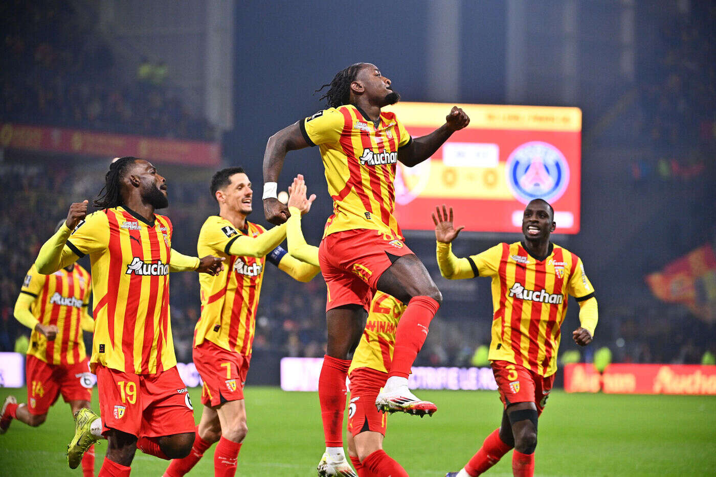 Lens-PSG : la vidéo du beau pointu de M’Bala Nzola pour ouvrir le score et enflammer le stade Bollaert