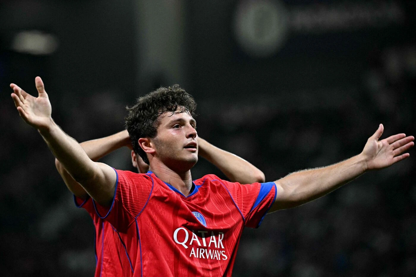 Toulouse-PSG : les vidéos des deux magnifiques retournés acrobatiques de João Neves