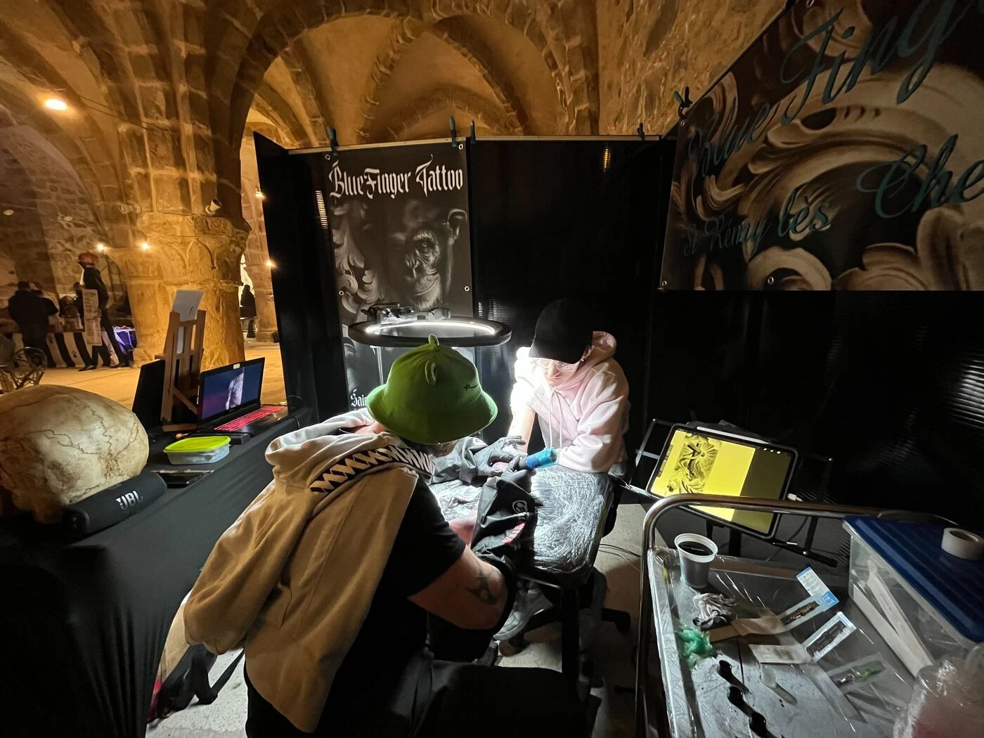 Se faire tatouer sous des voûtes du XIIe siècle : choc des cultures à Épernon !