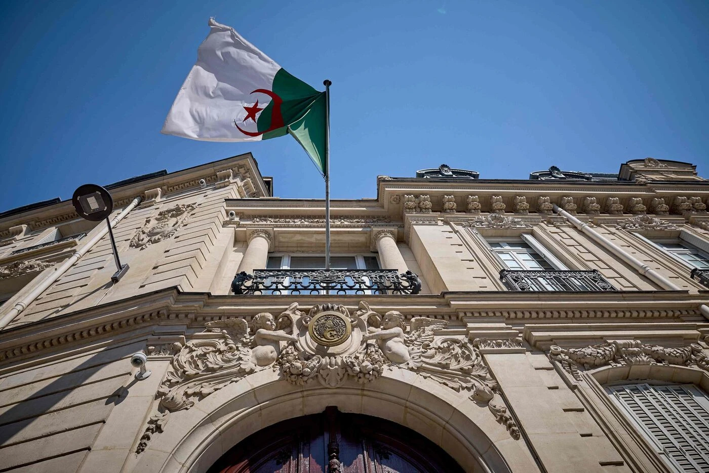 Crise avec Algérie : la France n’est « pas dans l’esprit d’un affrontement perpétuel », assure François Bayrou