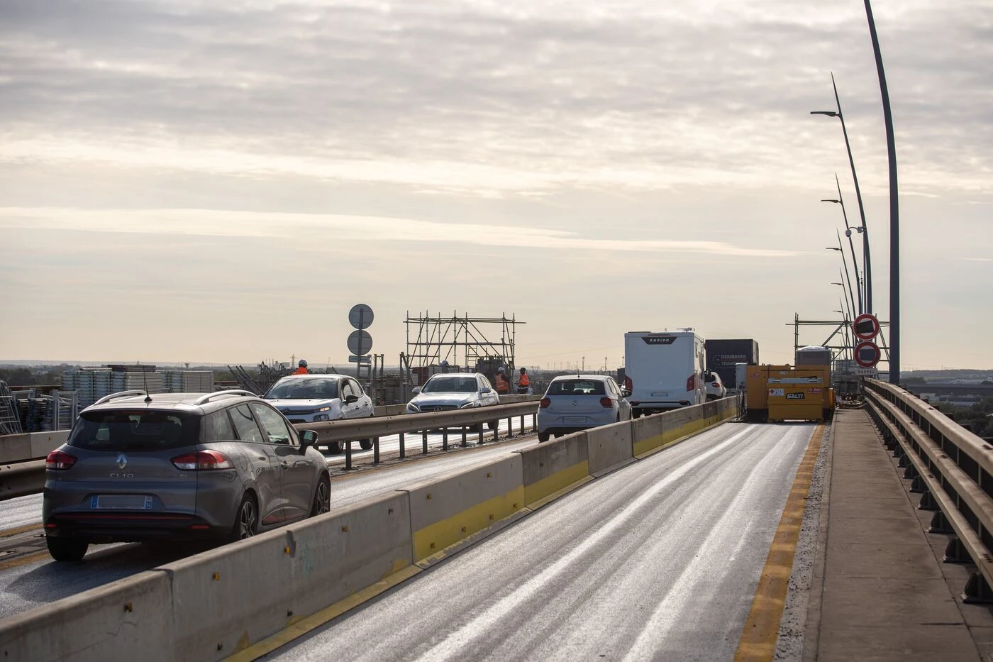 « Réduire les amplitudes thermiques » : un coup de peinture blanche sur les voies avant de grands travaux pour le viaduc de Calix à Caen