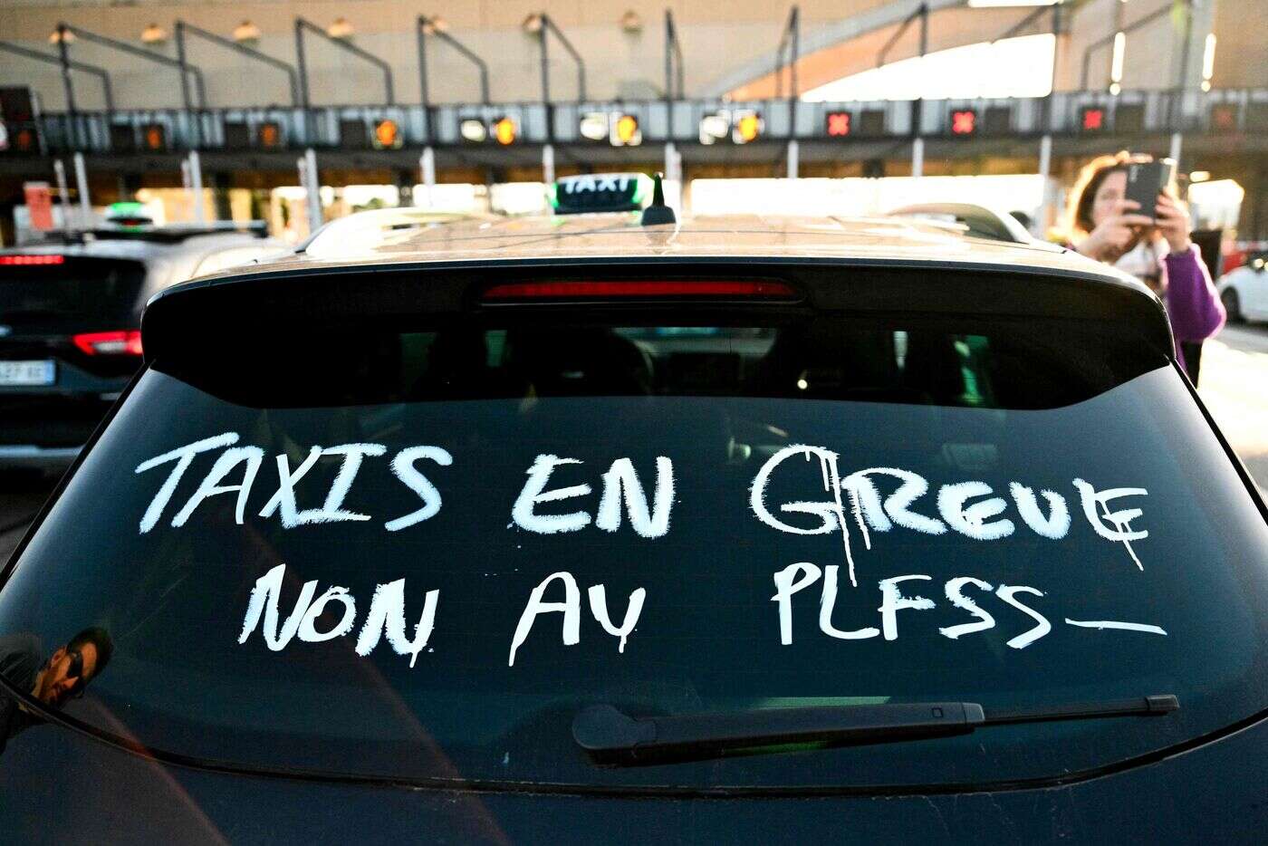 Blocages, opérations escargot… pourquoi les taxis manifestent partout en France