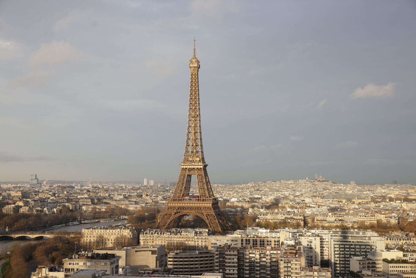 A Paris, le sommet de la tour Eiffel fermé au public jusque début février