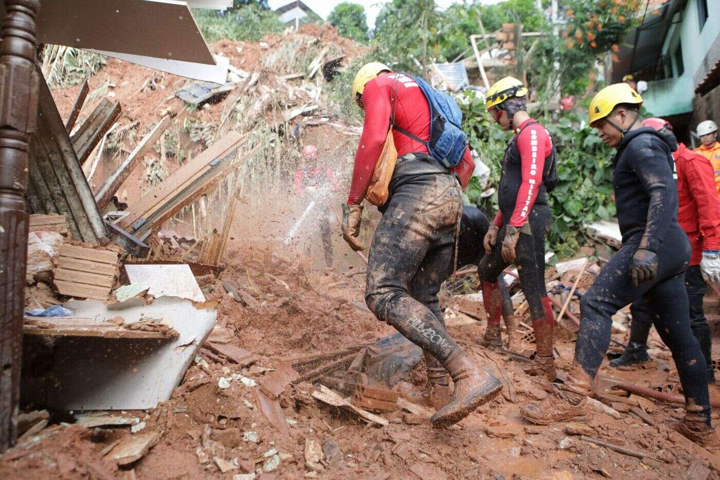 Brésil : au moins dix morts lors de glissements de terrain