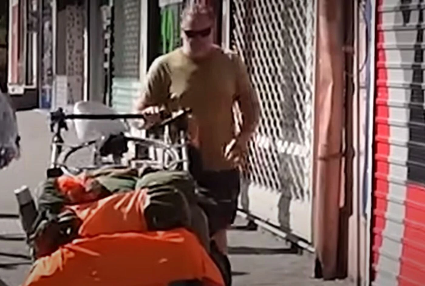 Après 58 000 km et 28 ans à marcher, un Britannique veut boucler son tour du monde en marchant dans le tunnel sous la Manche