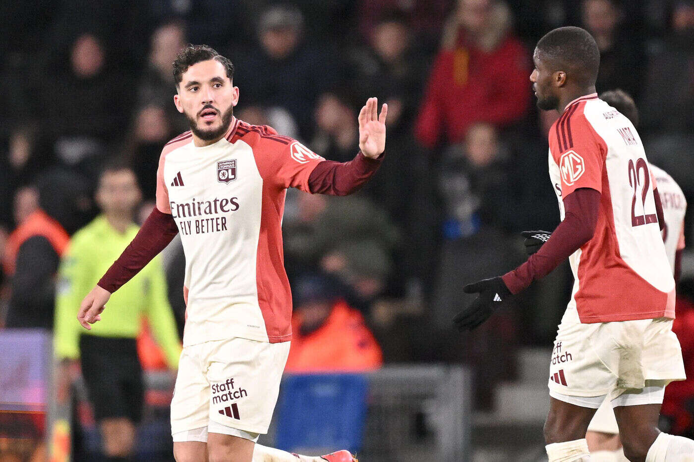 Ligue 1 : l’OL déroule à Angers (3-0) malgré une décision arbitrale surprenante sur un tacle dangereux