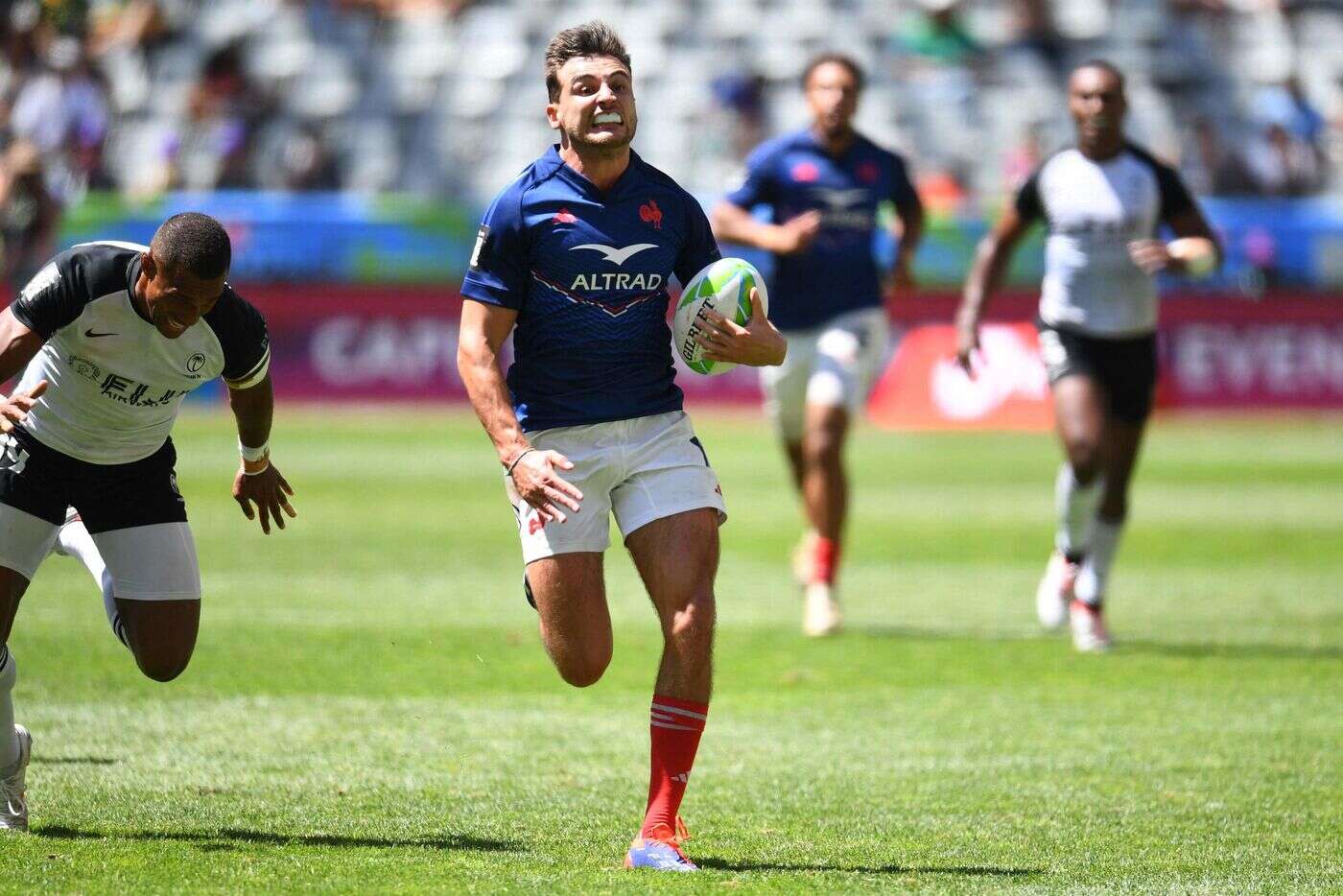 Rugby à 7 : le magnifique essai à la dernière seconde qui envoie la France en finale au Cap