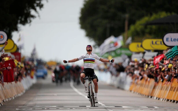 Tour de France : victoire et maillot jaune, Julian Alaphilippe frappe d’entrée !