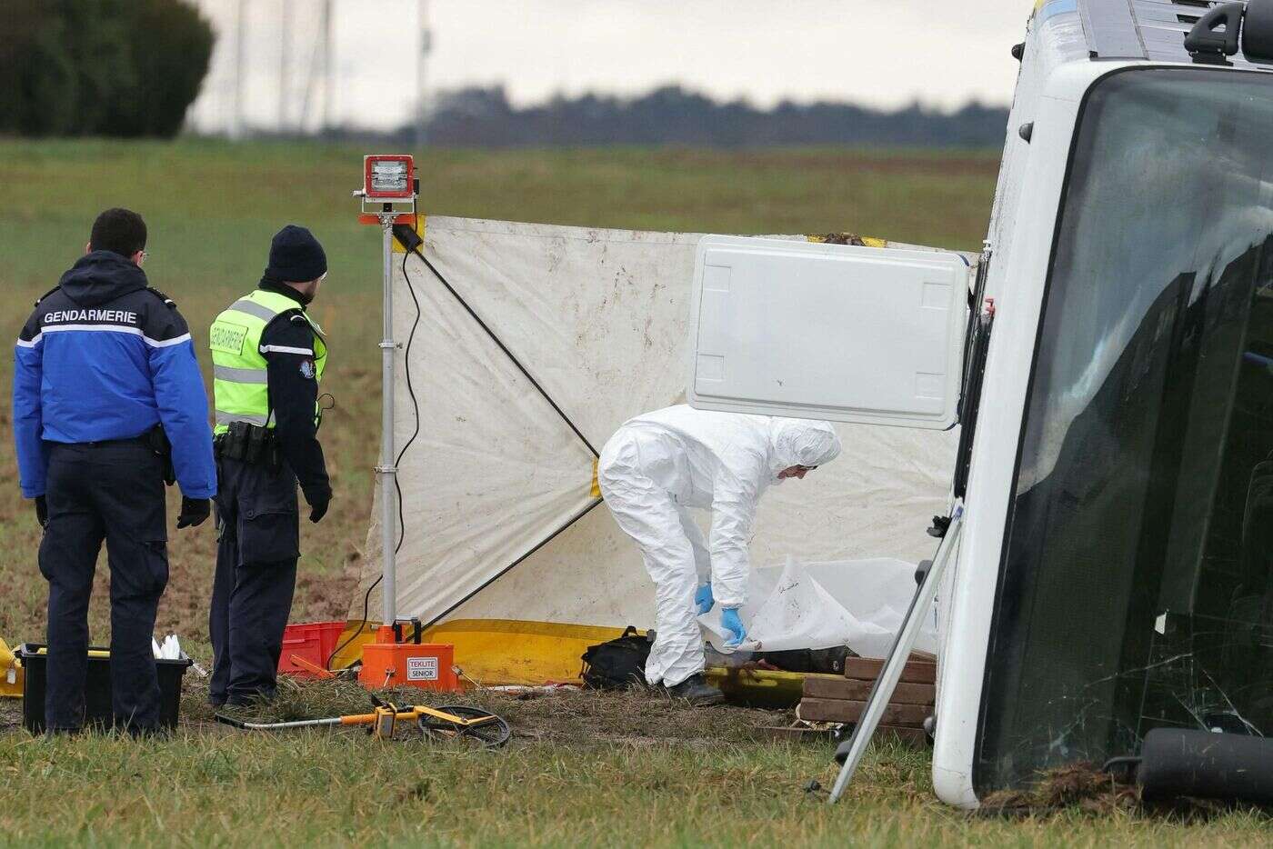 Accident de car mortel de Châteaudun : positif aux stupéfiants, le chauffeur dit avoir voulu éviter une voiture