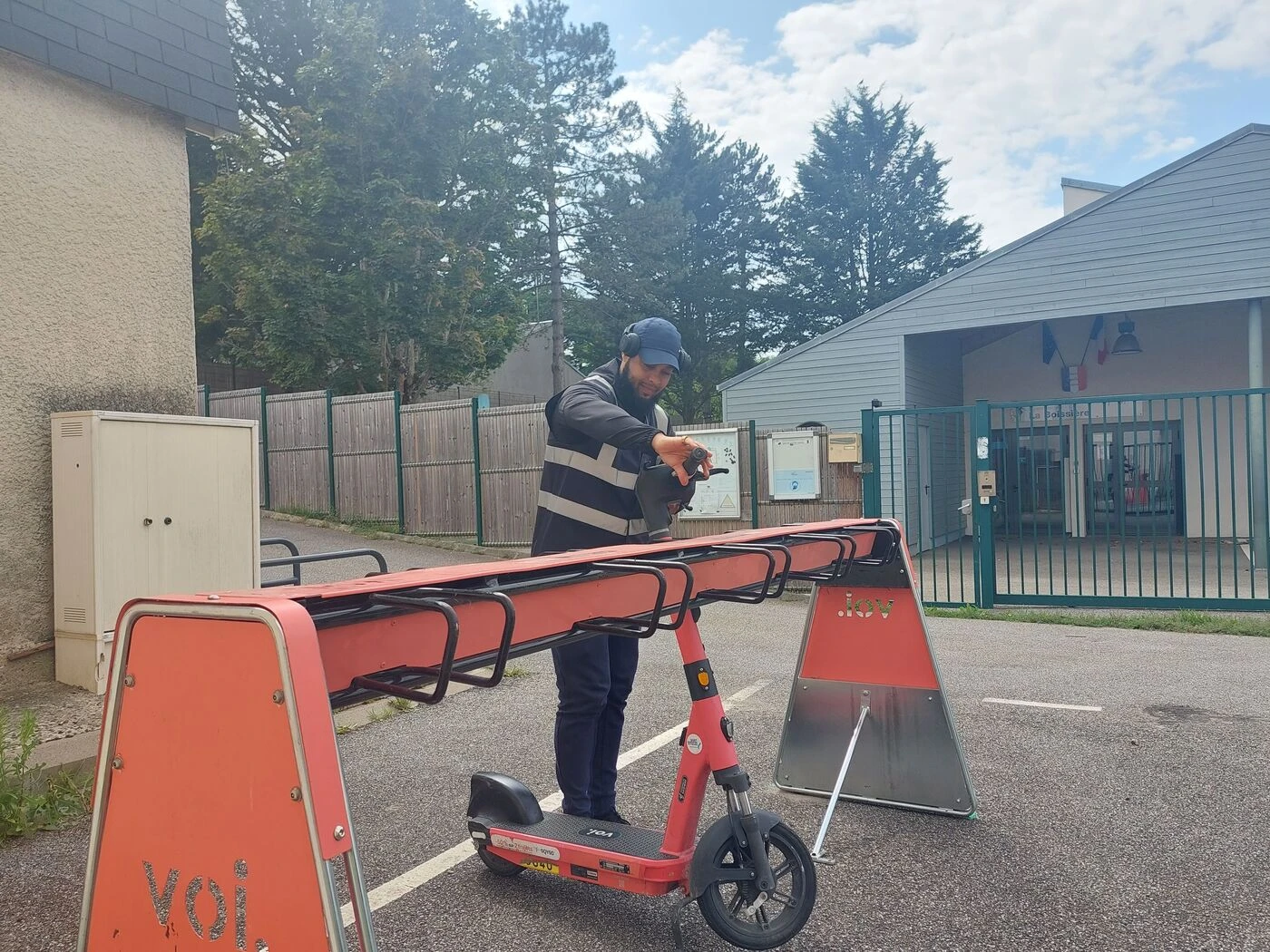 Trottinettes en libre-service : le premier rack de stationnement installé dans les Yvelines