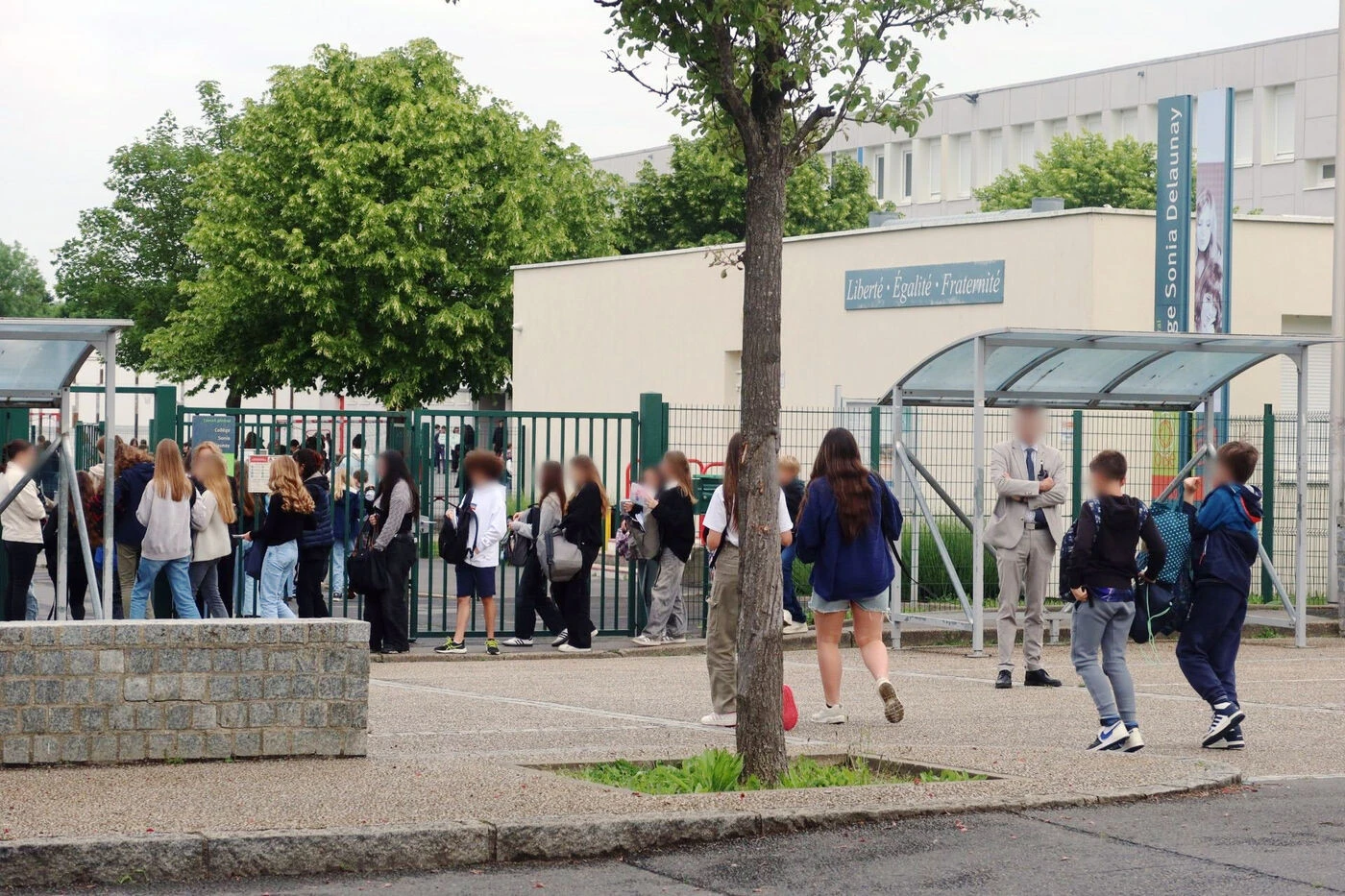 Agression filmée et diffusée de deux collégiennes de l’Oise : deux élèves exclus de leur établissement scolaire