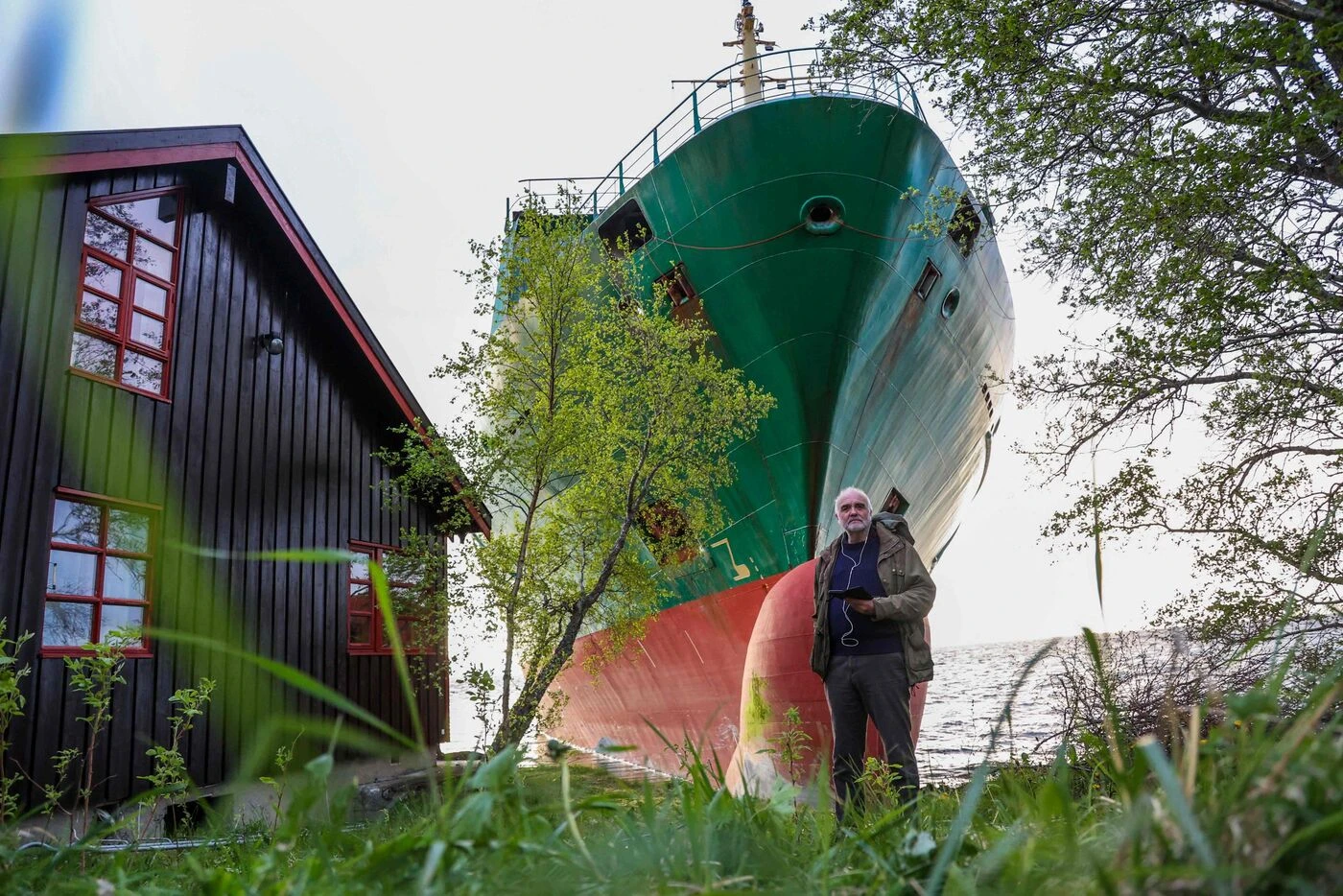 « Il dirigeait le navire seul » : le marin aux commandes du cargo échoué dans un jardin en Norvège « se serait endormi »