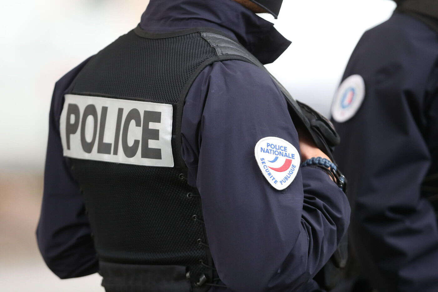 Paris : les policiers blessent un forcené armé d’un fusil à pompe et soupçonné de violences conjugales