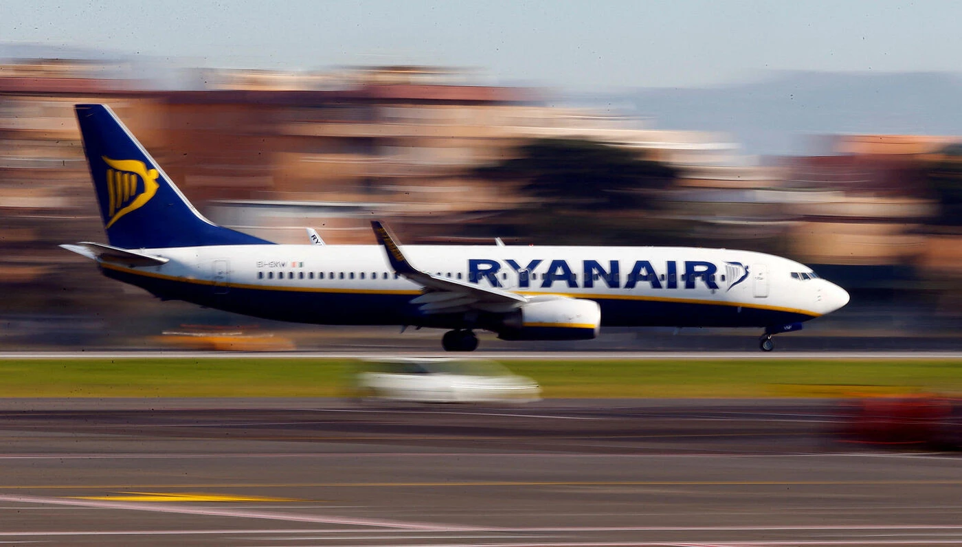 Ryanair envisage d’augmenter les primes des employés repérant les bagages surdimensionnés