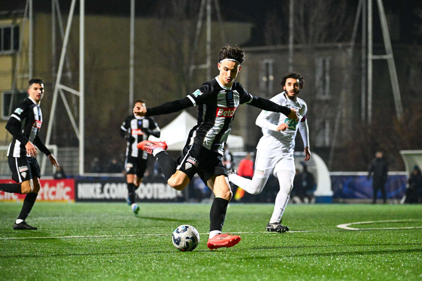 Coupe de France : la belle aventure s’arrête pour le FC 93 Bobigny, battu de peu par Angers (0-1)