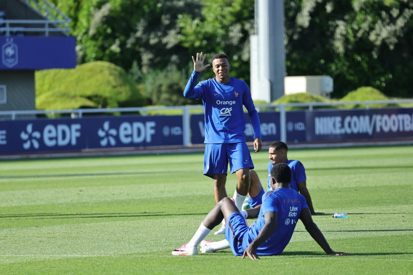 Coupe du monde 2026 : basket, pas de danse et cryothérapie... à Clairefontaine, les Bleus ont le sourire