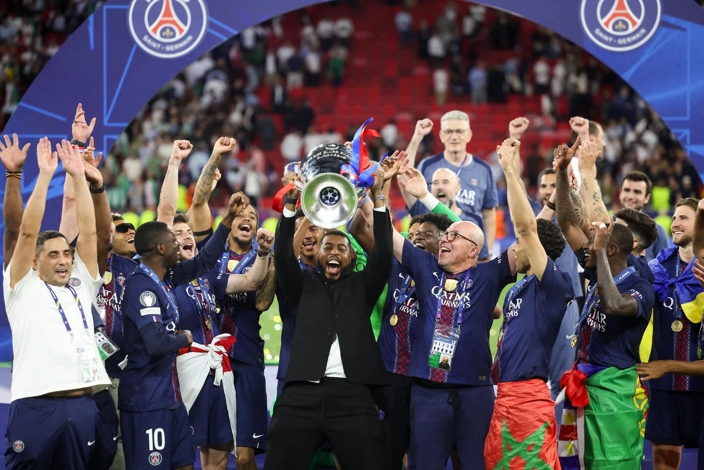 Le PSG champion d’Europe 2026 : le beau geste d’Ousmane Dembélé, qui a fait lever la coupe à Presnel Kimpembe