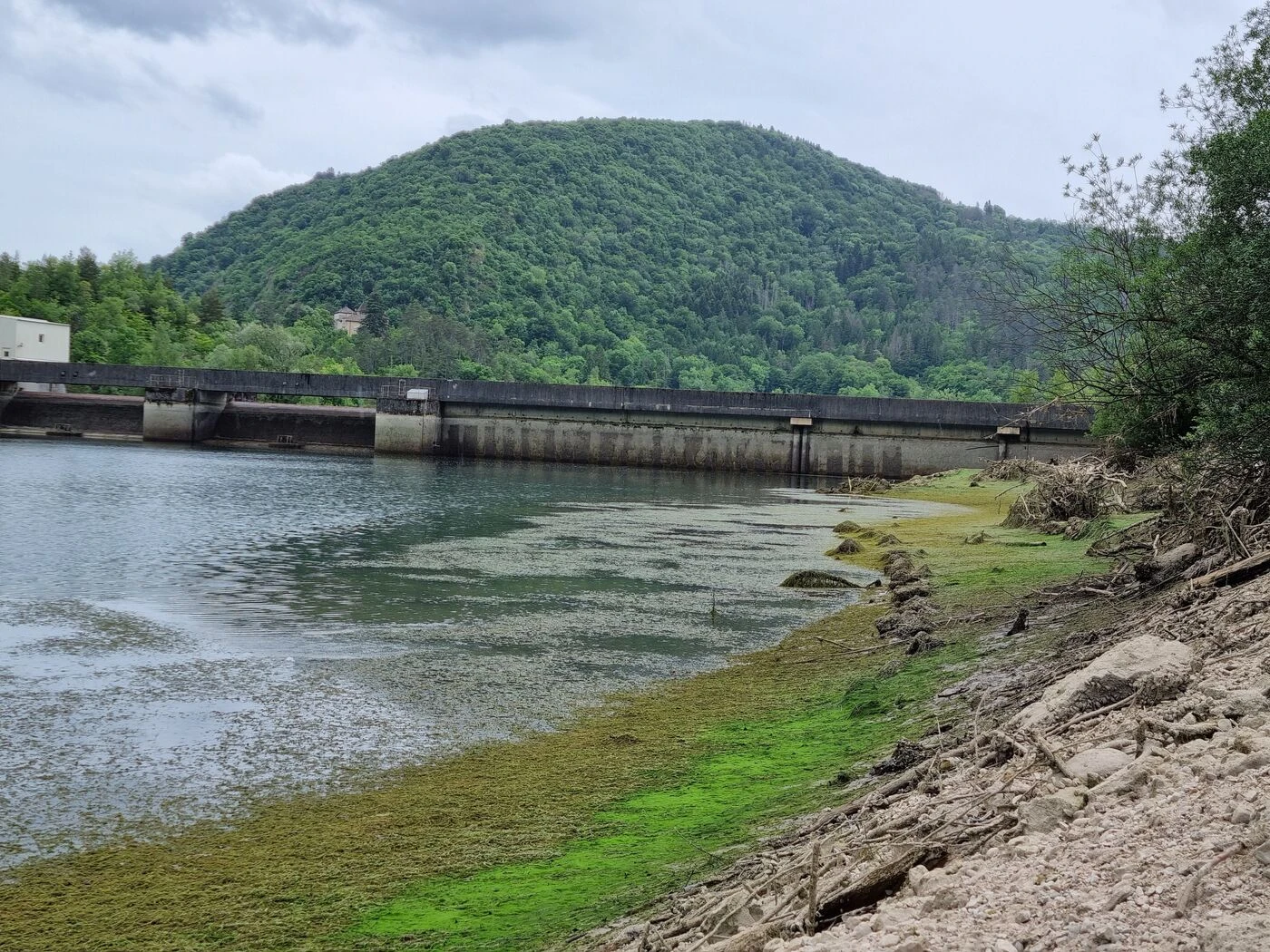 Dans le Jura, le lac du Coiselet vidangé face à un risque d’éboulement important