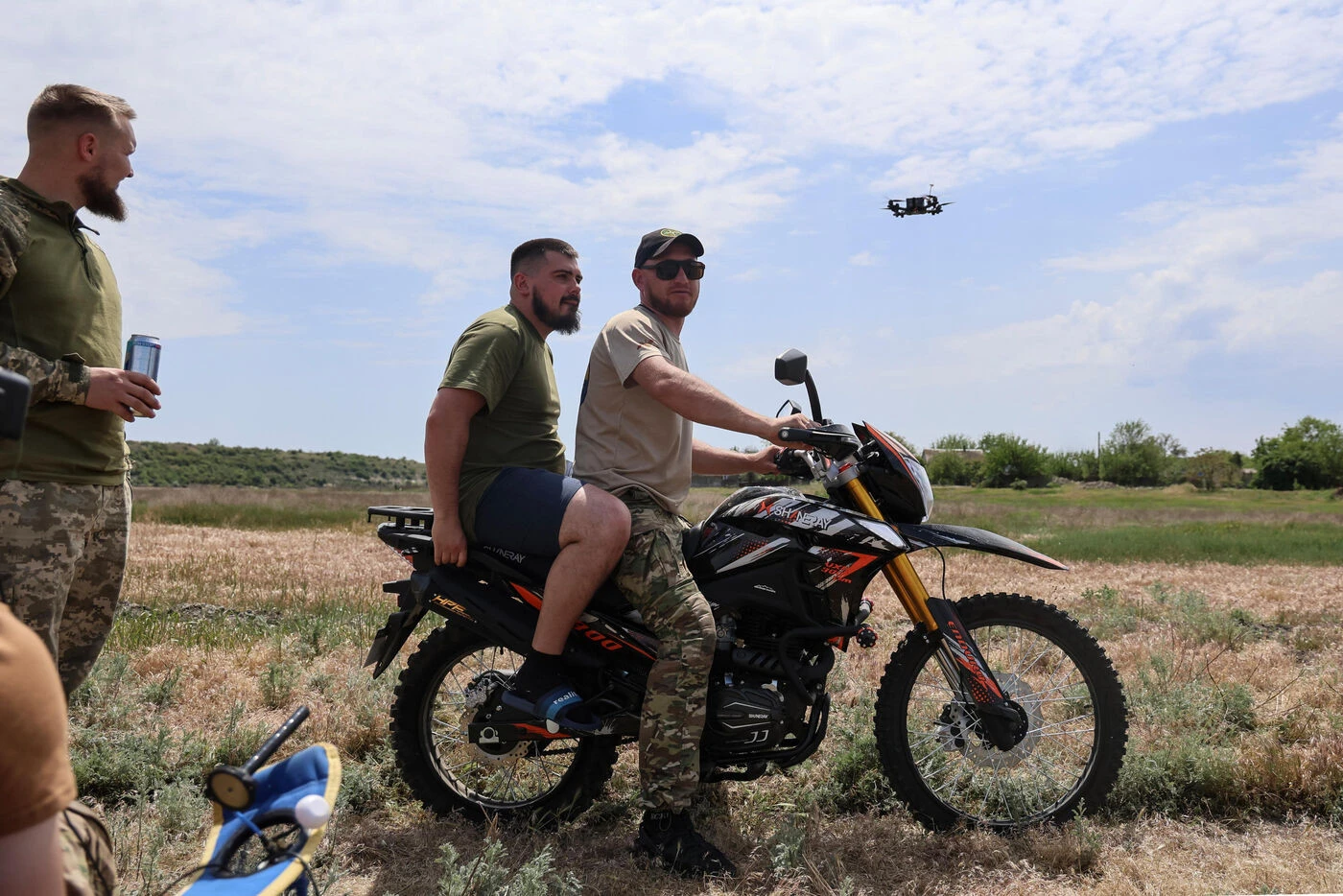 « L’un des moyens de transport les plus demandés sur le front » : l’Ukraine achète un lot record de 1 500 motos militaires