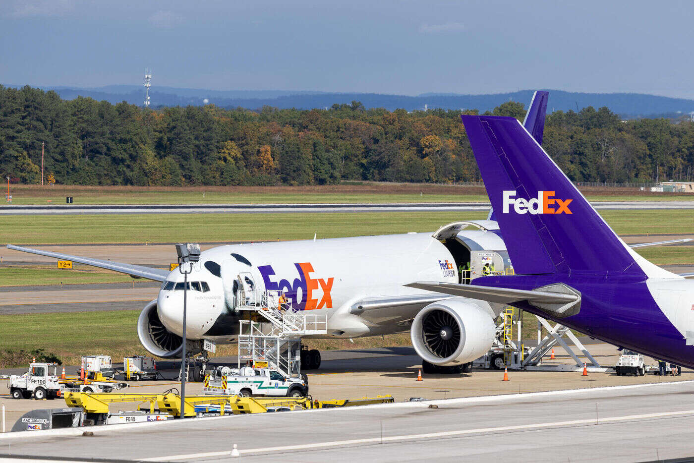 Un avion prend feu et atterrit en urgence à l’aéroport Newark, l’appareil de Fedex venait de percuter un oiseau