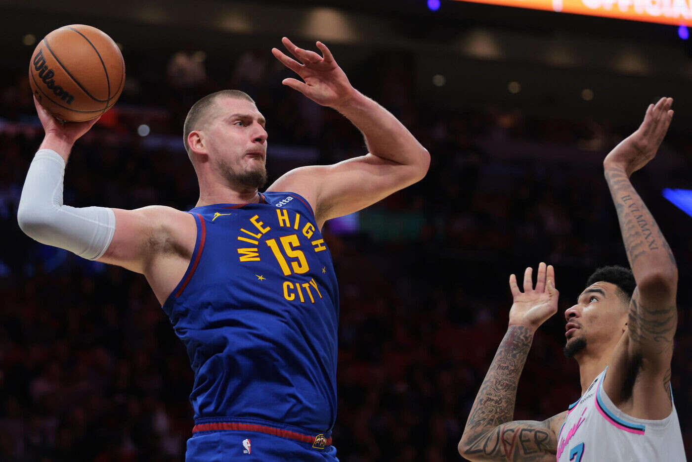 NBA : la vidéo de la passe géniale, à l’aveugle et dans le dos, de Nikola Jokic pour un dunk spectaculaire