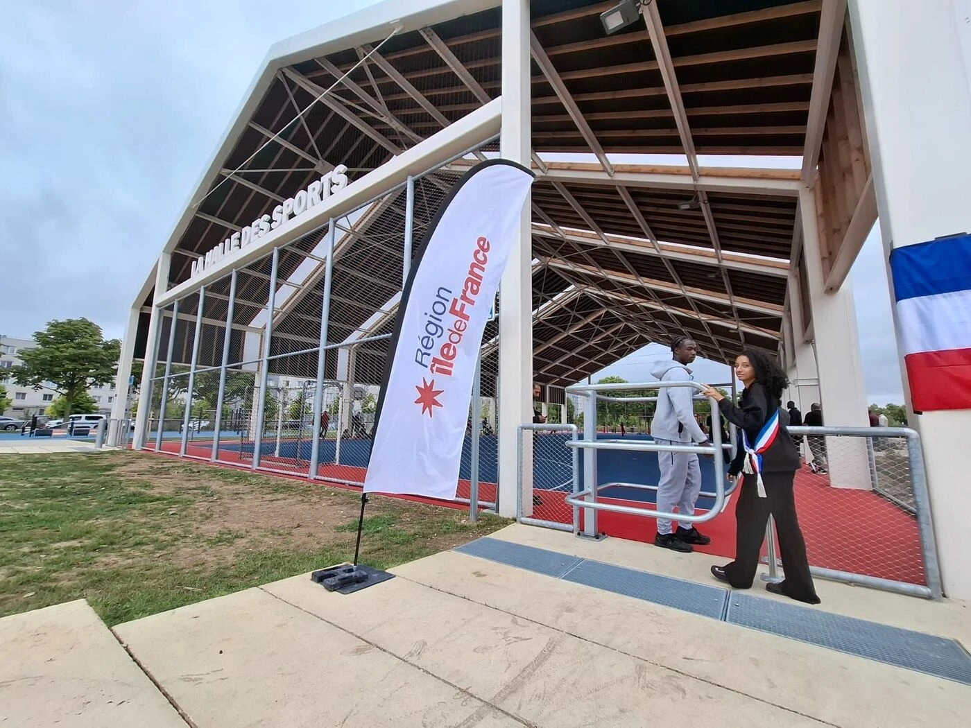 Avec cette halle des sports aux Mureaux, le beau plus « réservé qu’aux centres-villes »
