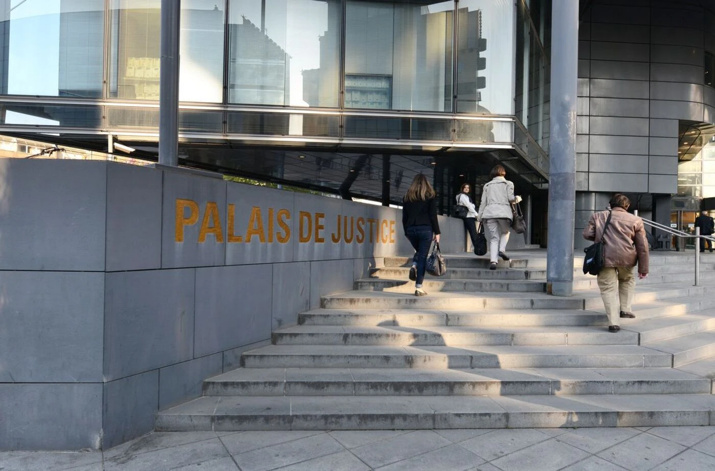 Piétons fauchés à Grenoble : le conducteur de 19 ans, qui s’est présenté de lui-même à la police, sera jugé pour « blessures involontaires »