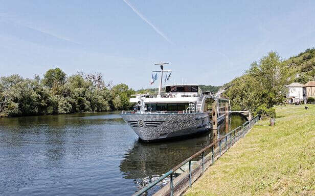 Aux Andelys, les bateaux de croisières sur la Seine finissent par agacer les riverains : « Pourvu qu’on ne devienne pas Étretat ! »