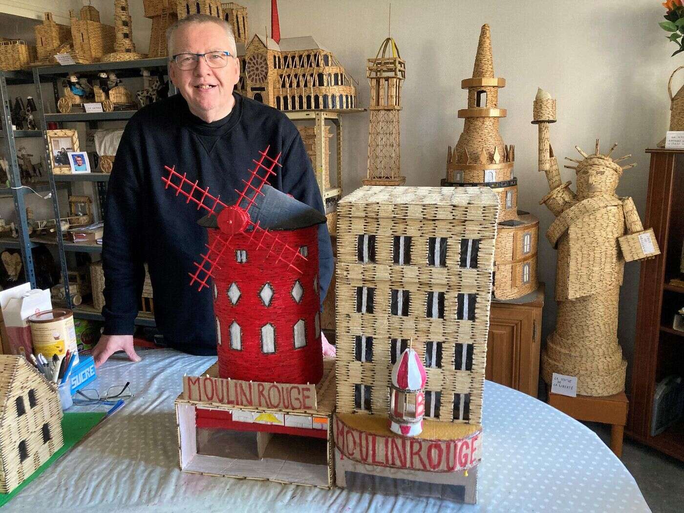 Neuf mille allumettes, 33 jours de travail : à Verdun, Pierre ajoute le Moulin Rouge à sa collection de maquettes