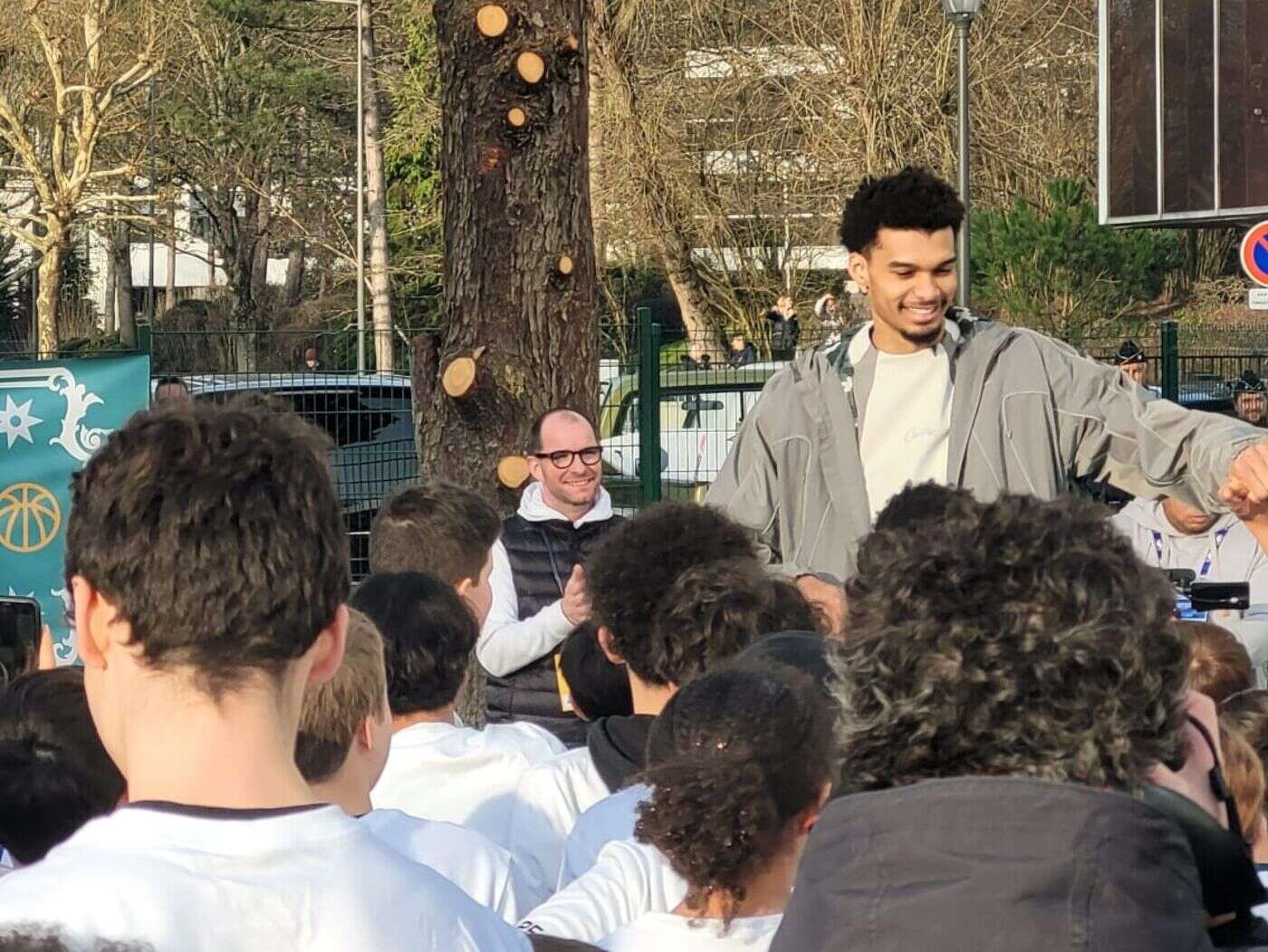 Victor Wembanyama offre deux terrains de basket aux jeunes du Chesnay, la ville de son enfance