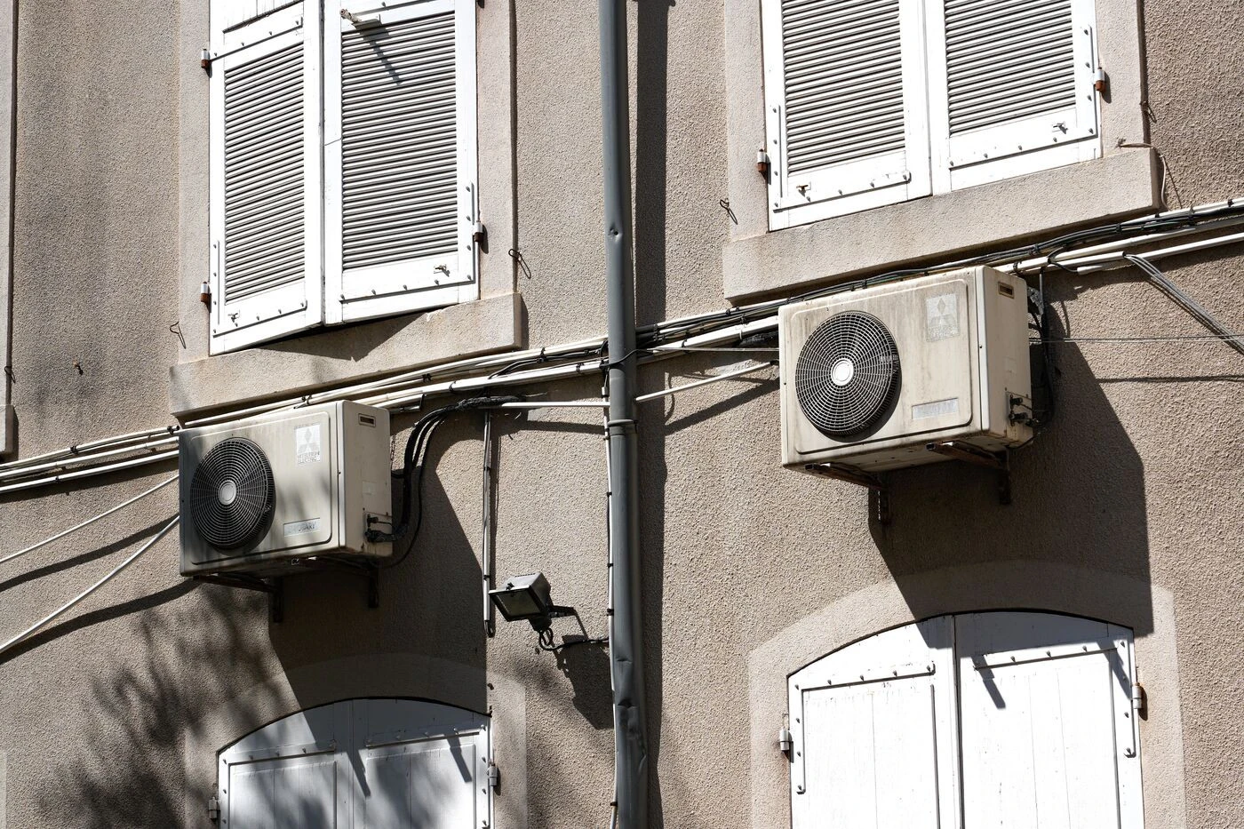 « Elle était allongée au sol » : une femme meurt de chaud à cause d’une climatisation défaillante dans son appartement aux États-Unis