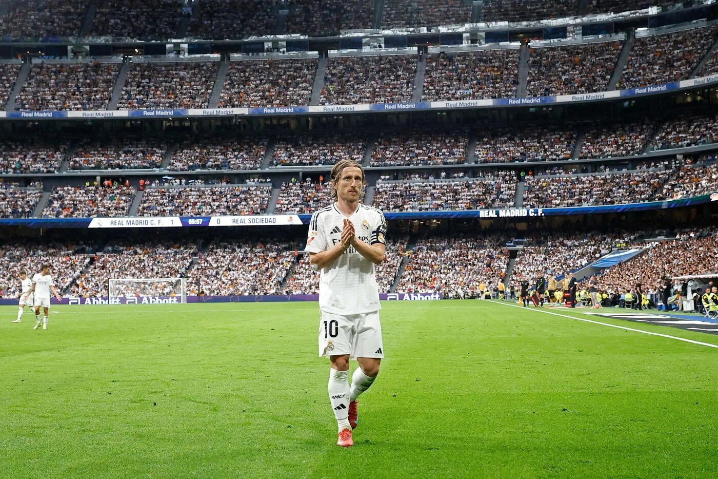 Real Madrid-Real Sociedad (2-0) : les images de l’hommage du Bernabéu à Luka Modric et Carlo Ancelotti
