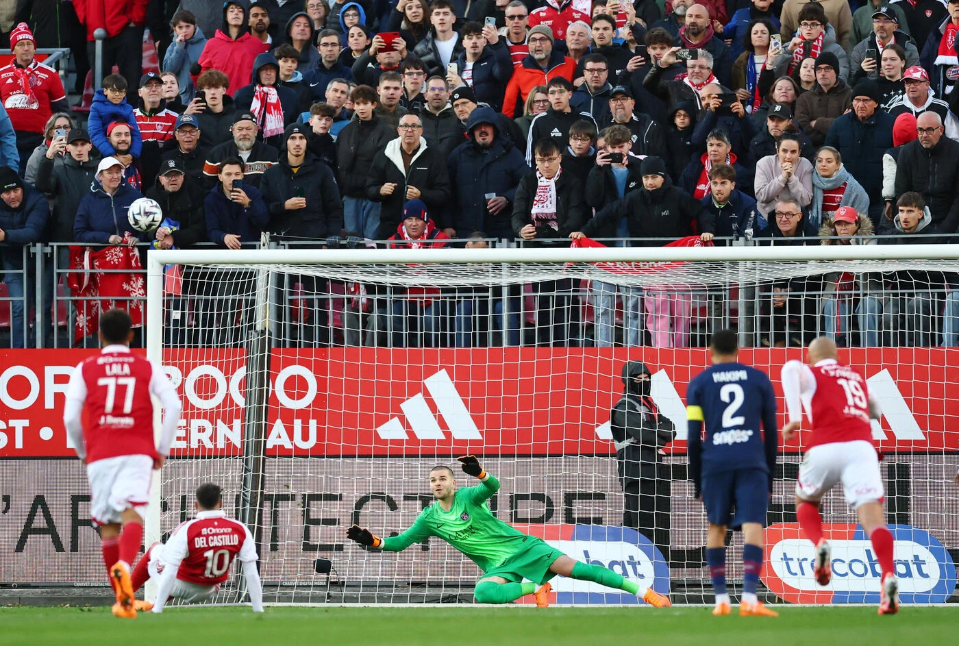 Brest-PSG : la vidéo de l’énorme raté de Del Castillo sur pénalty