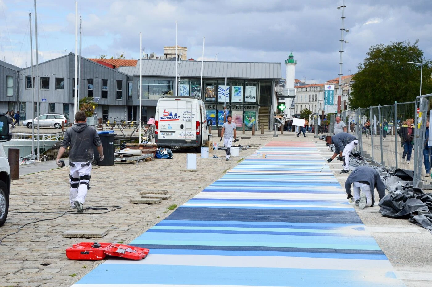À La Rochelle, une frise de 80 m de long pour « rendre visible le réchauffement climatique »