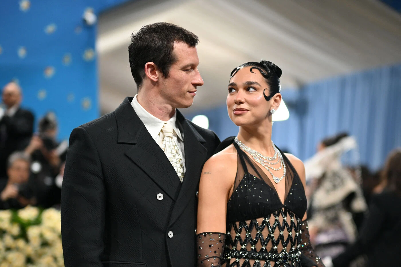 « On est fiancés, c’est génial » : Dua Lipa annonce son mariage à venir avec l’acteur britannique Callum Turner