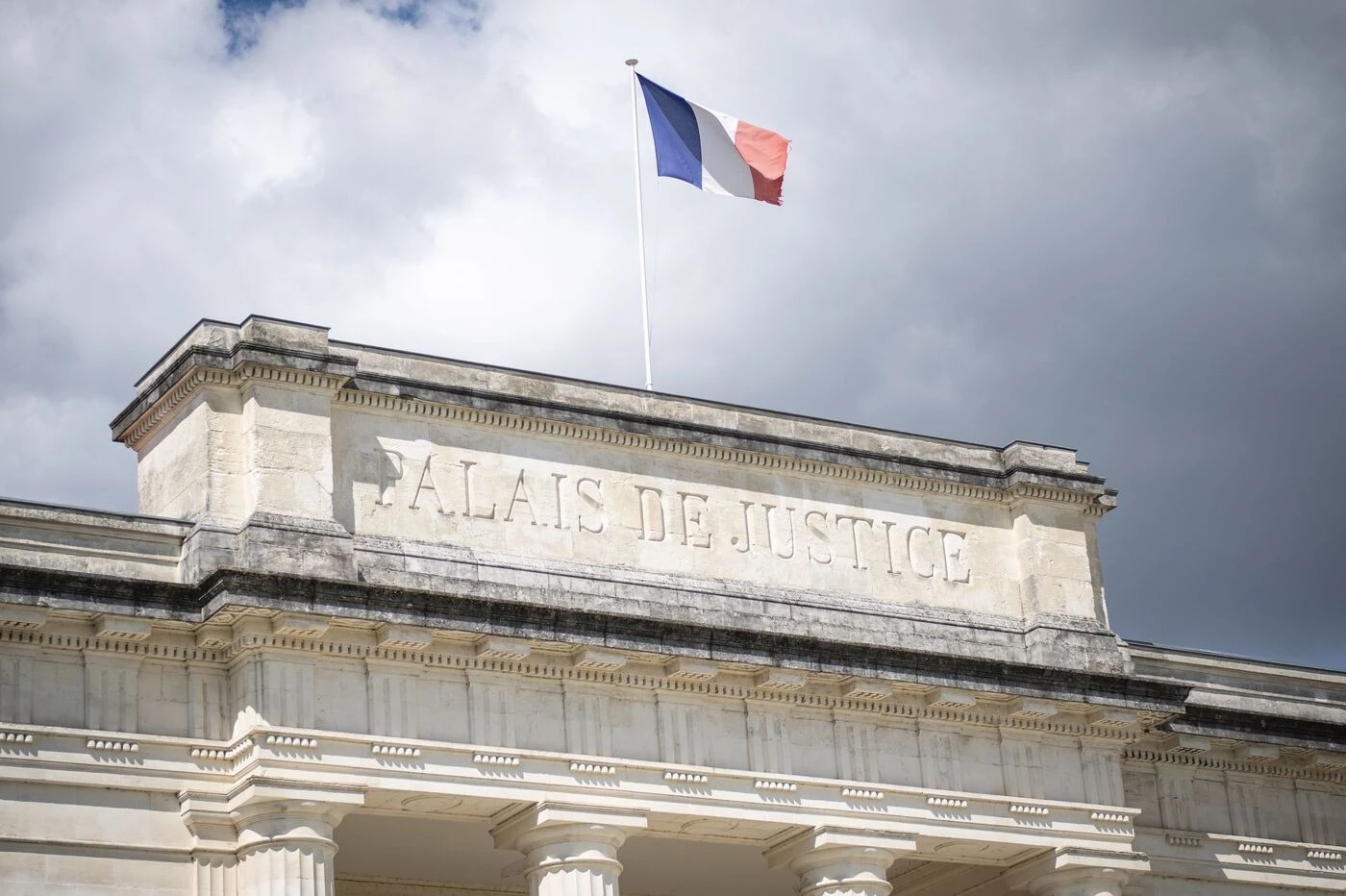 Fausse kalachnikov et véhicule vert pomme : deux ans ferme pour les braqueurs «pieds nickelés» du restaurant de Saint-Palais