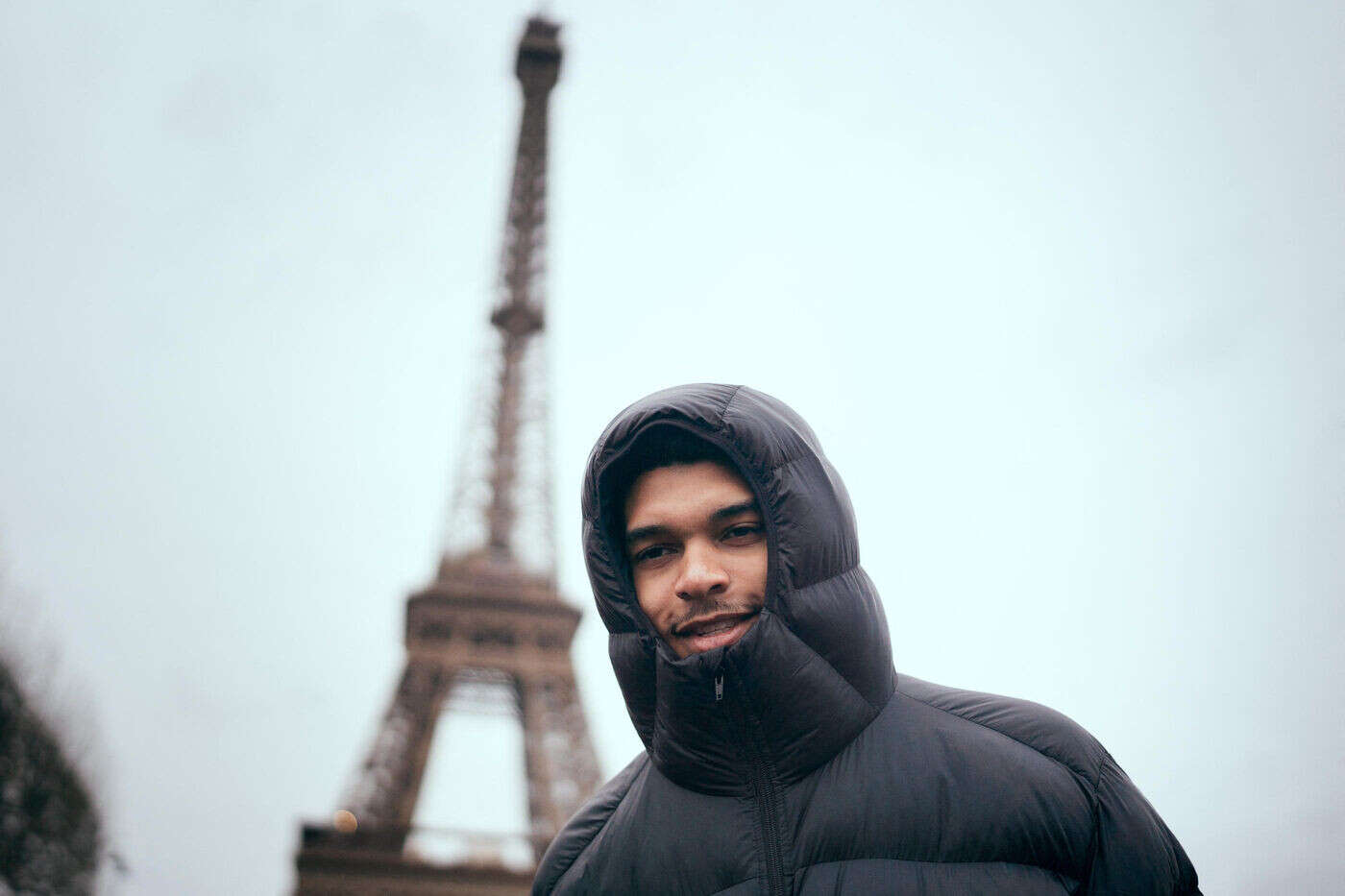 NBA Paris Games : les images de Wembanyama et des Spurs en ballade devant la tour Eiffel sous la pluie