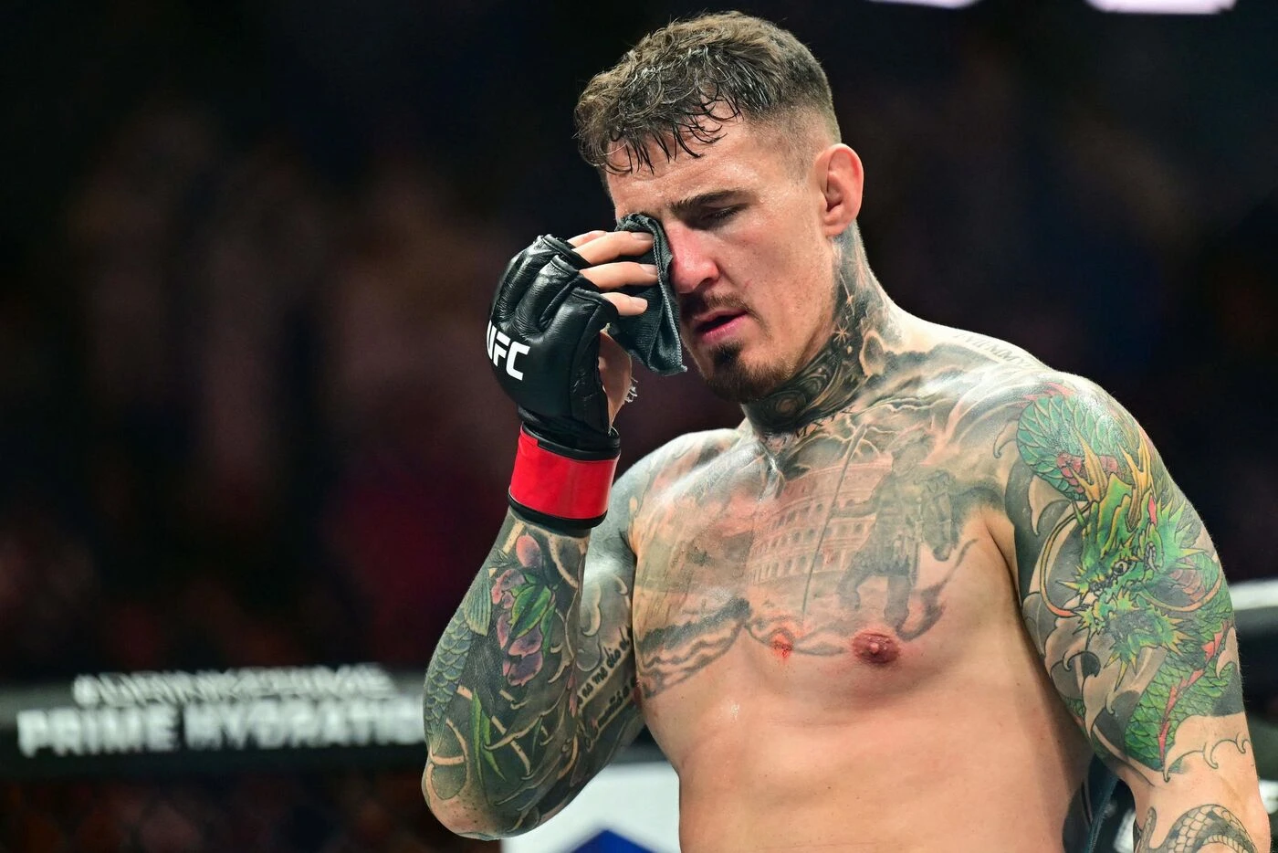 « Au moins je suis prêt pour Halloween » : Tom Aspinall s’amuse avec un cache-œil pirate après son combat avorté contre Ciryl Gane