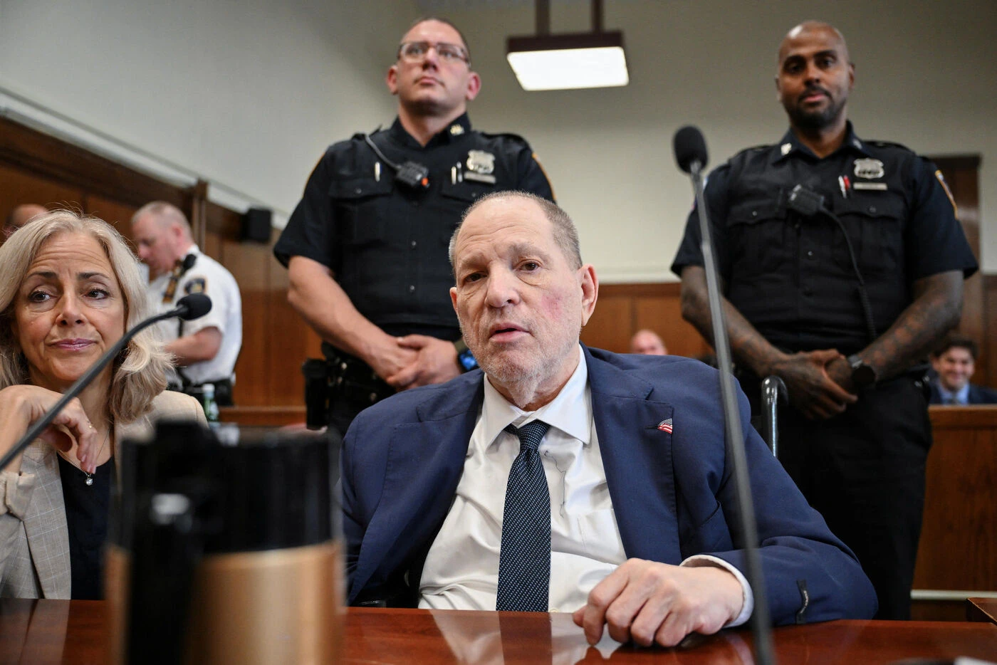 Procès d’Harvey Weinstein : l’ancien producteur déclaré coupable d’une agression sexuelle, acquitté pour une autre