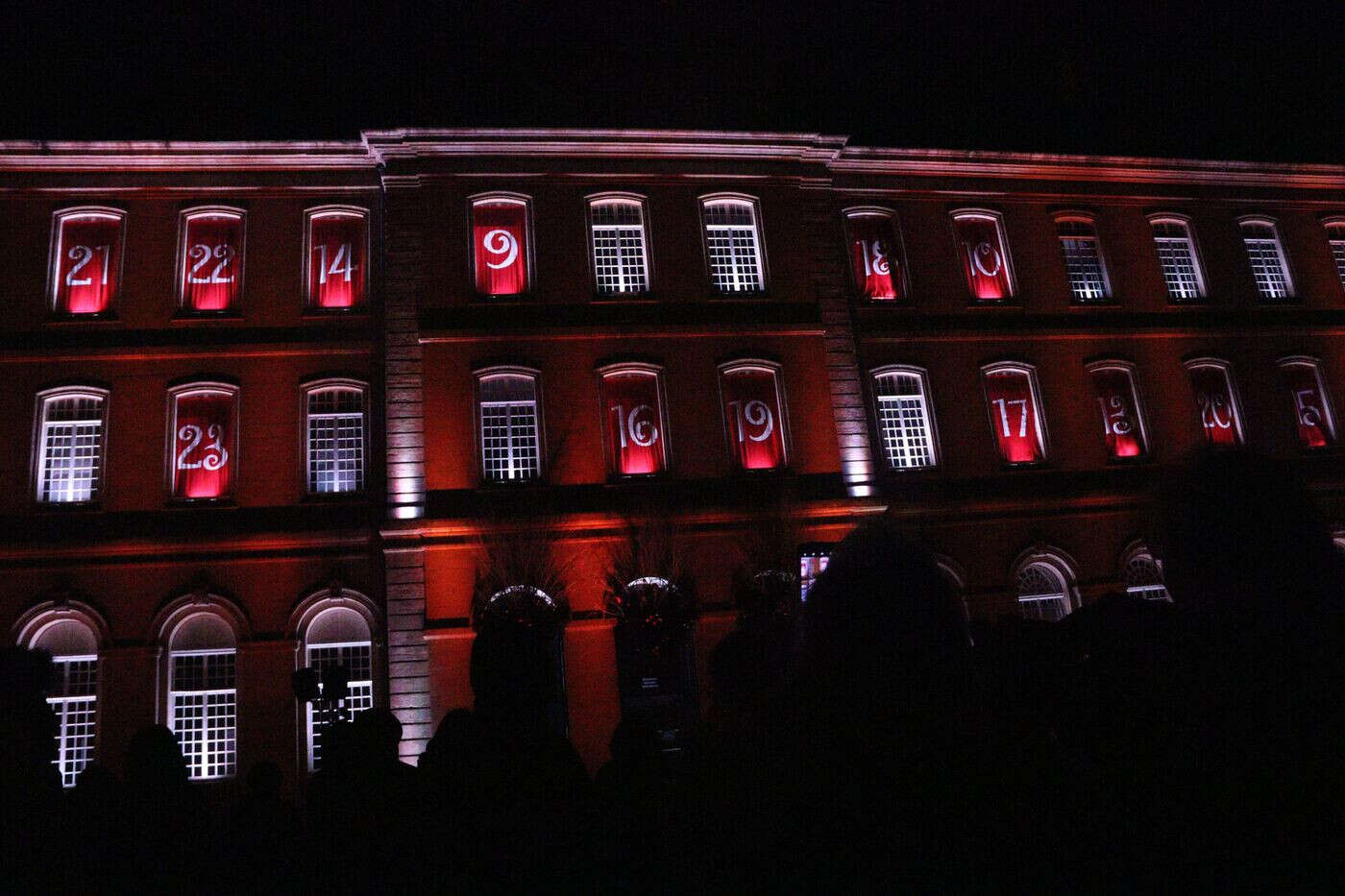 Les fenêtres de la mairie de Caen s’ouvrent vers Noël, façon calendrier de l’Avent : chaque soir un spectacle !