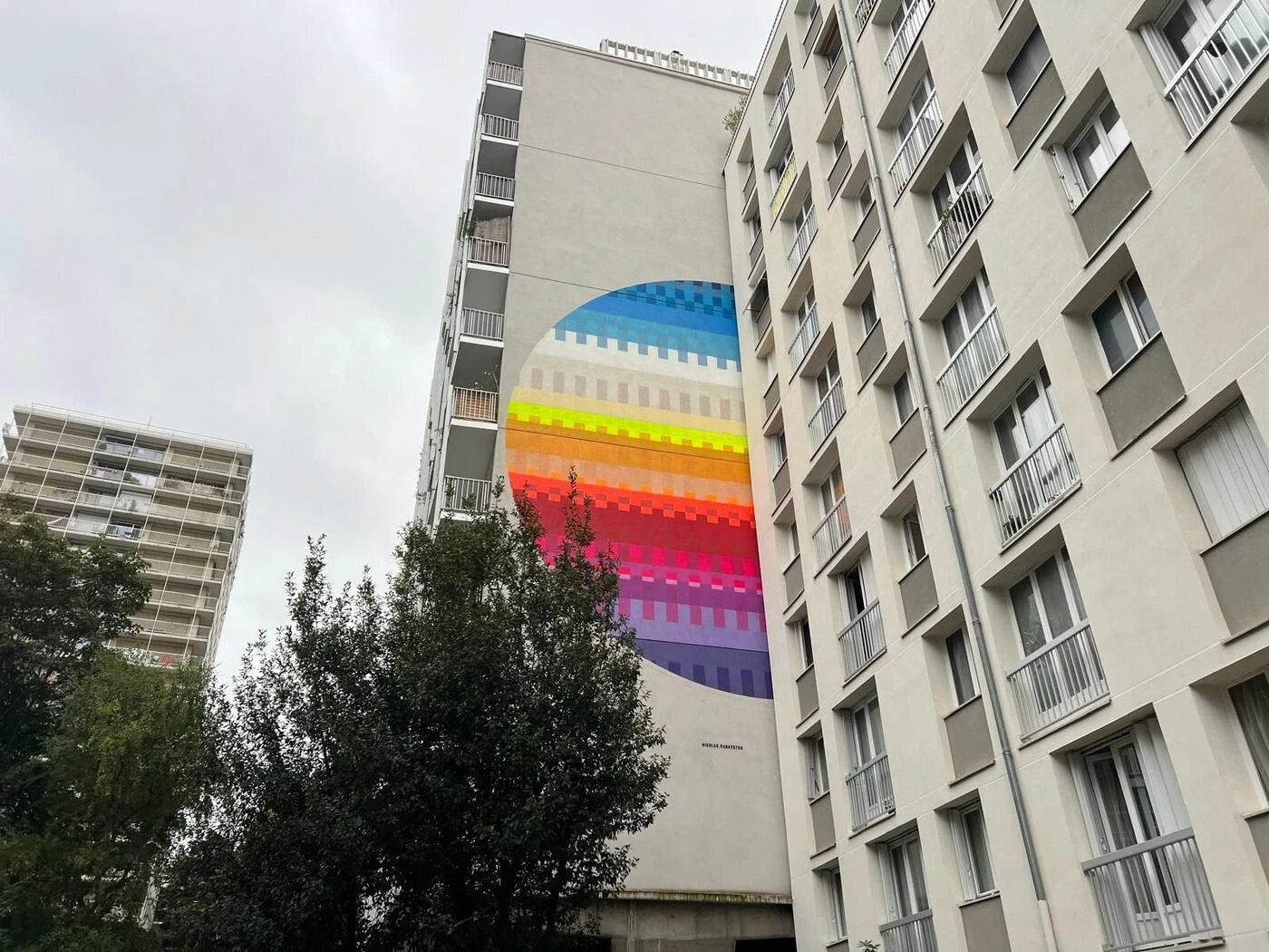 « Ça change du street art » : dans le XIIIe arrondissement de Paris, une fresque en mouvement sur un mur