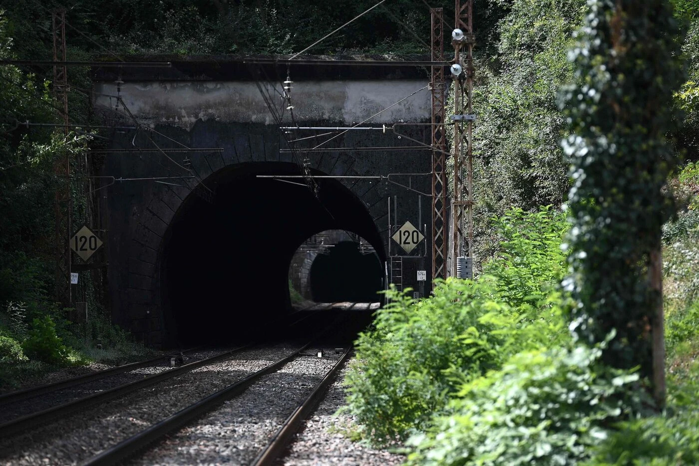 « Nous ne voulions pas qu’un drame se soit produit » : le choc à Lormont après la mort de deux collégiennes, écrasées par un train