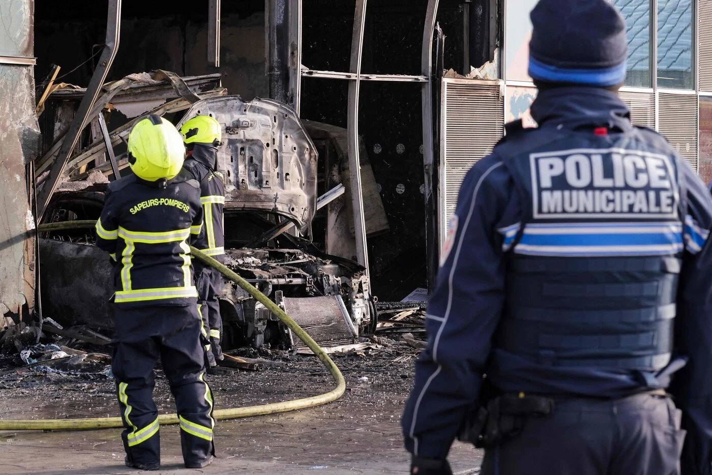 Grenoble : une voiture-bélier projetée sur la devanture d’un bar et incendiée