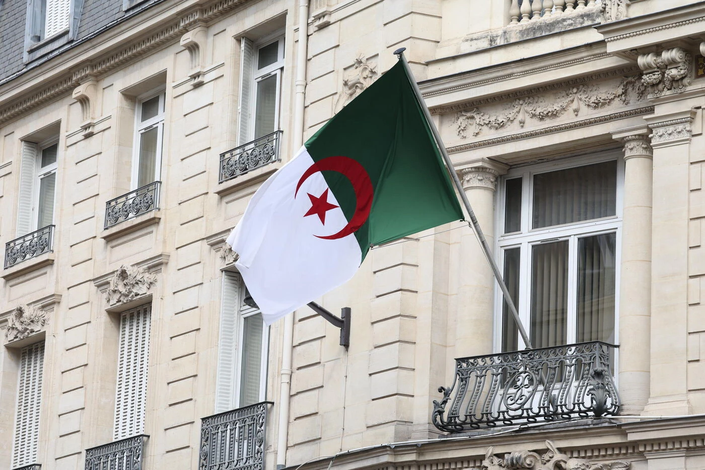 Bras de fer entre Paris et Alger : des « dignitaires algériens » vont voir leurs conditions de déplacement réduites en France