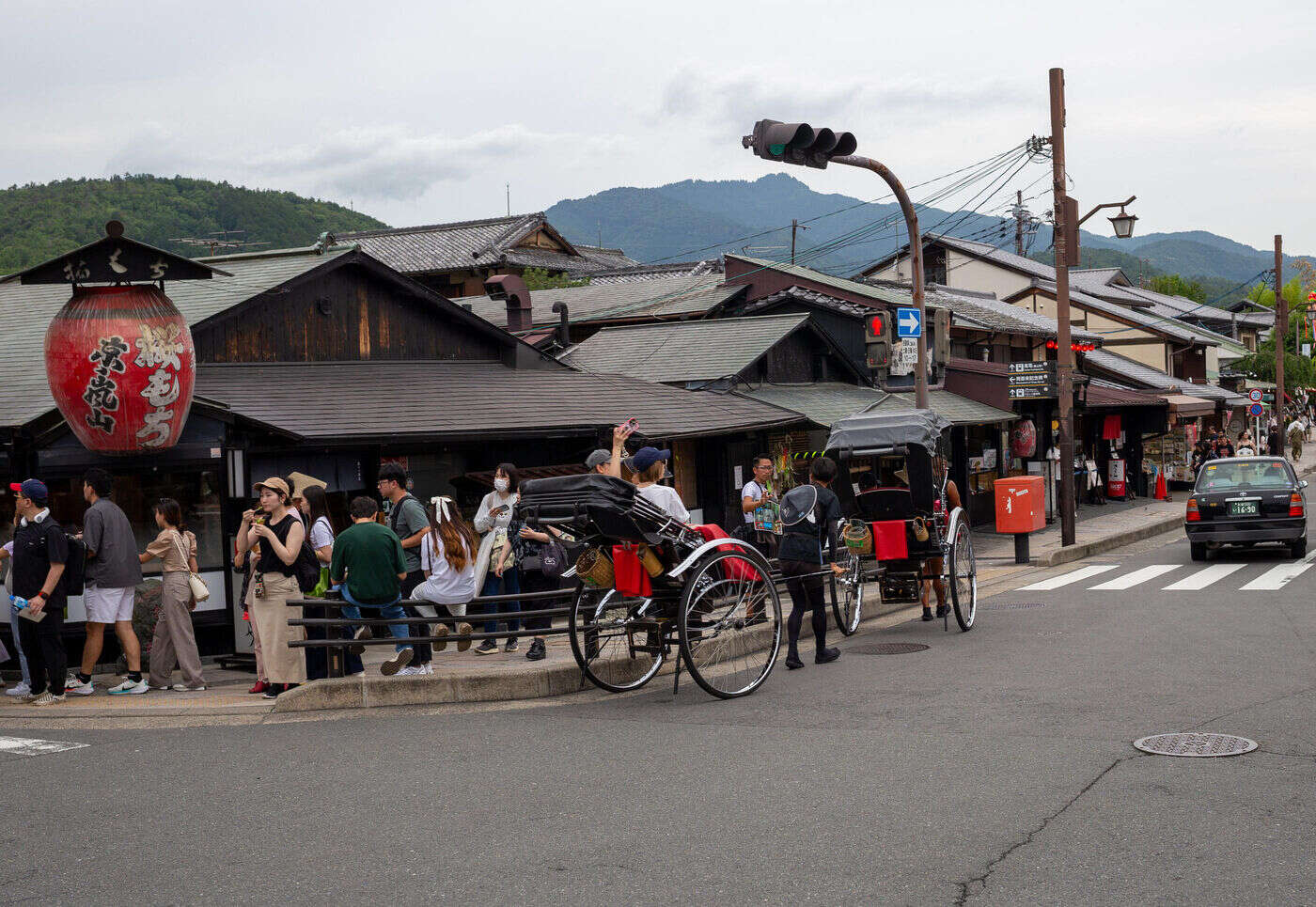 Surtourisme : victime de son succès, une ville thermale au Japon limite l’entrée des visiteurs